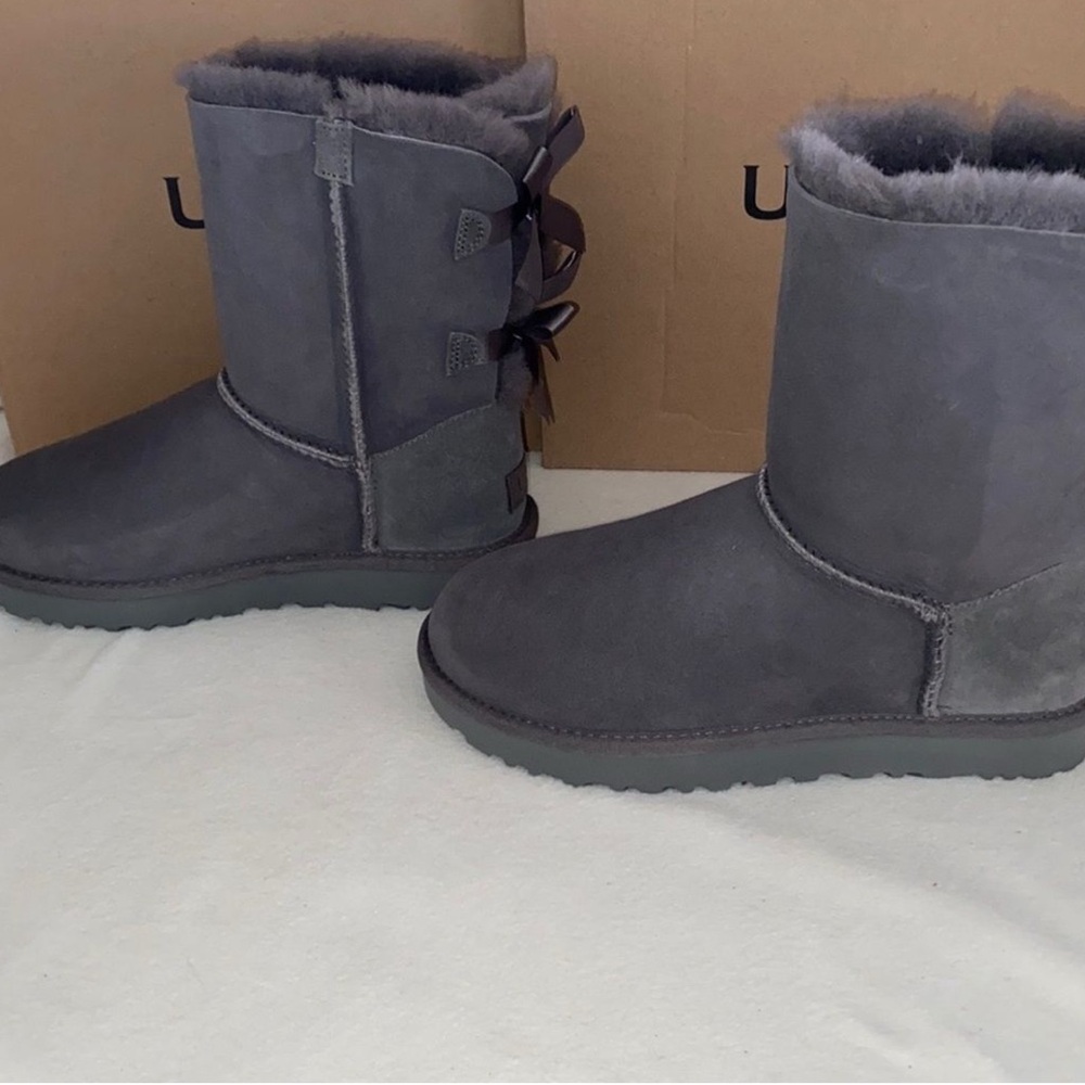 UGG CLASSIC BAILEY BOW SHORT